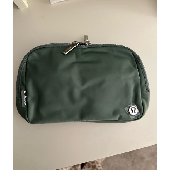 🚫🚫SOLD🚫🚫Everywhere Belt Bag Large with Long Strap 2L - Picture 2 of 5